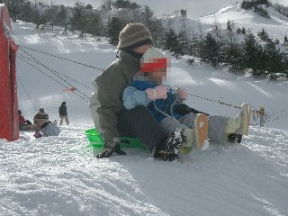 $B#2?M$G%=%j$K>h$C$F$$$k<L??(B